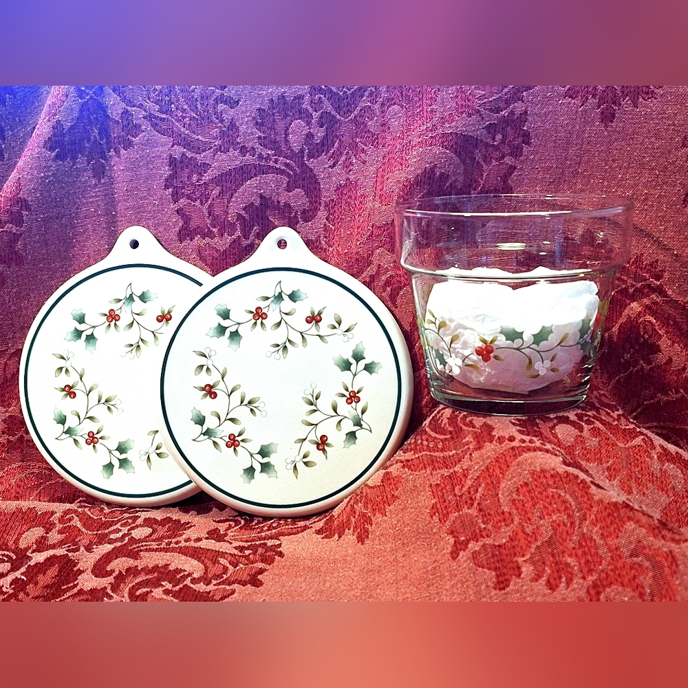 Pfaltzgraff 1997 Winterberry "Cookies & Milk for Santa" 2 cookie presses & glass